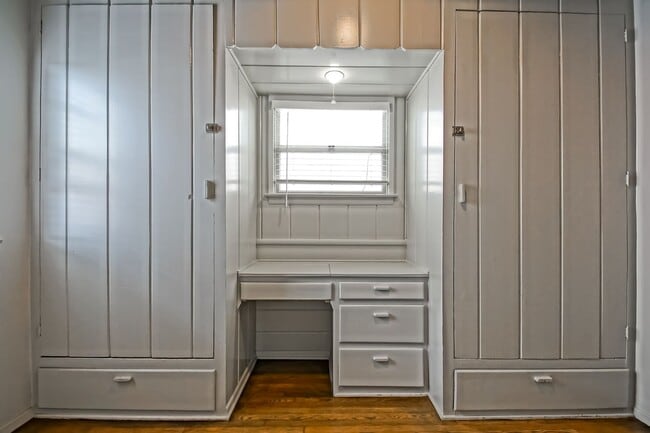 Building Photo - 1 HOUSE FROM BEACH! CHARMING, DETACHED UNIT W/ OCEAN VIEWS & 1-CAR GARAGE IN WALKSTREET TRIPLEX!