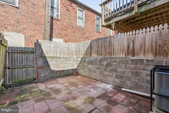 Building Photo - 214 N Madeira St