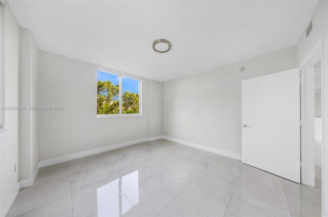 Building Photo - 2775 NE 187th St