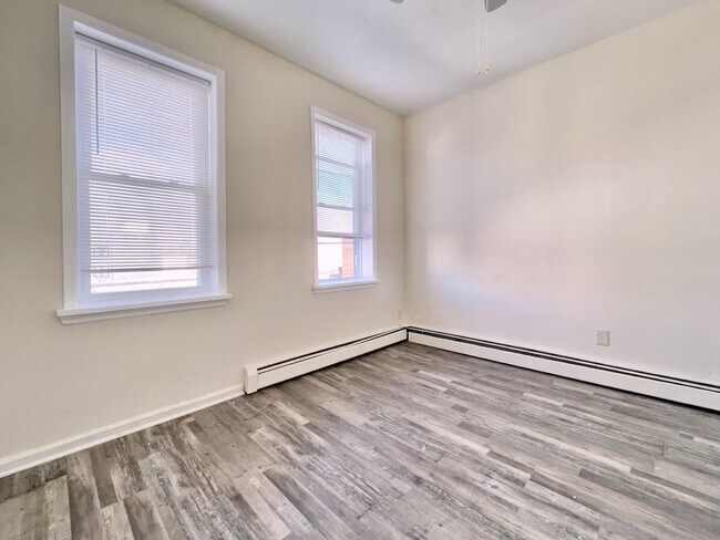 Building Photo - 405 61st St