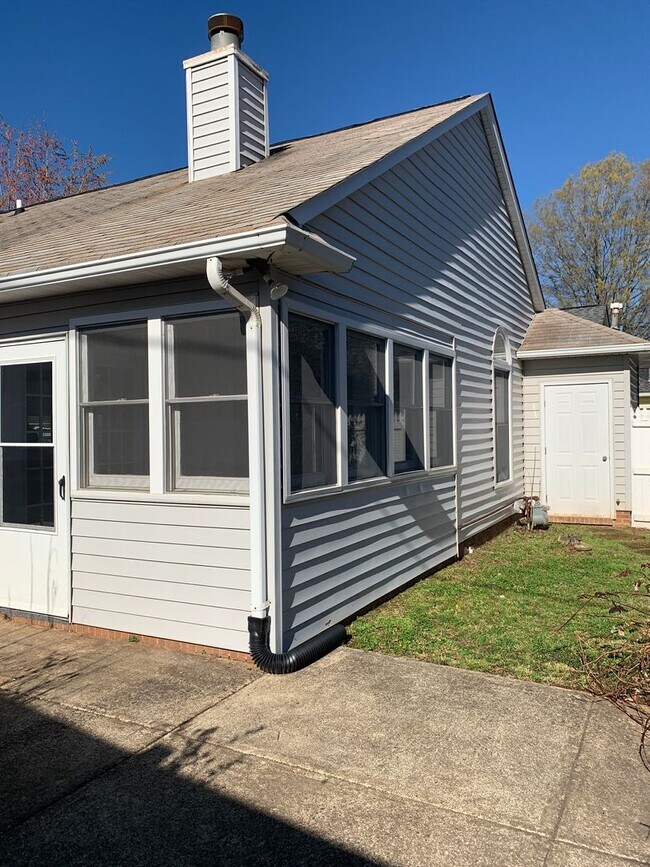 Building Photo - Cozy Living on a quiet cul de sac.