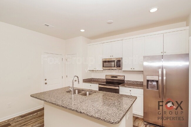 Building Photo - 467 Elm St