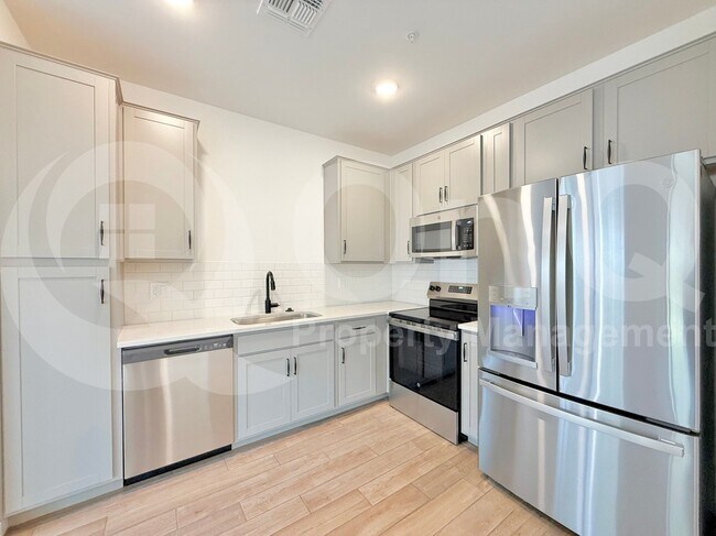 Building Photo - 2746 W Red Fox Rd