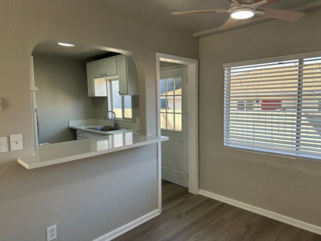 Building Photo - Renovated 1 Bedroom, 1 Bath Ground Floor Apartment with Washer/Dryer and 1 Car Garage