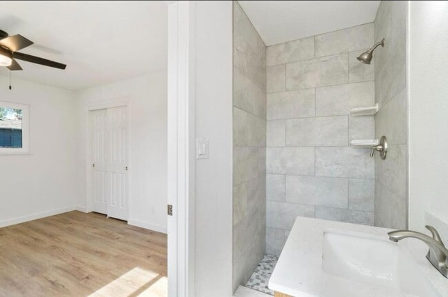 Building Photo - 934 W Alamos Ave