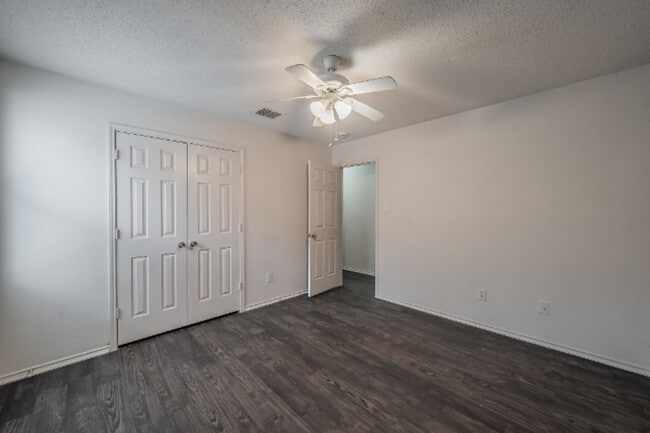 Building Photo - 3327 Clydesdale Dr