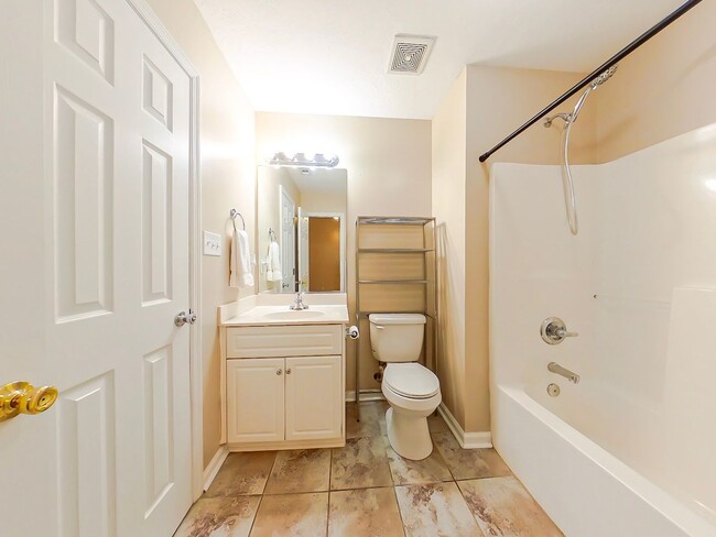 Building Photo - Two Bedroom End Unit Townhome in Evans!