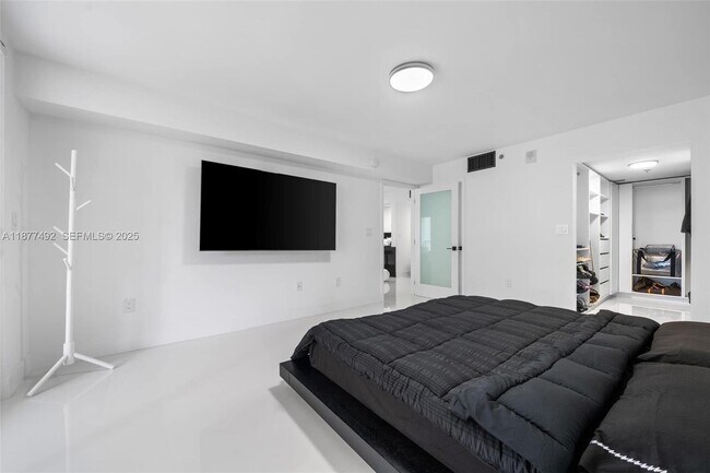 Building Photo - 1200 Brickell Bay Dr