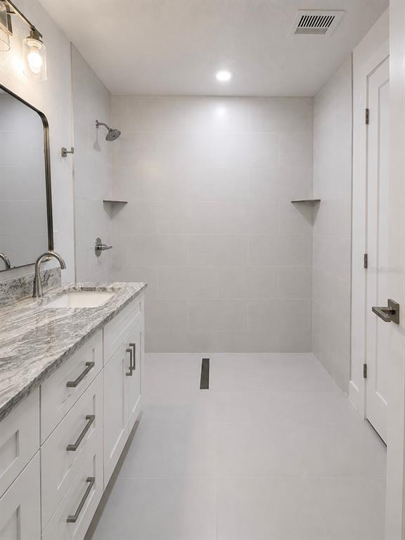 Building Photo - 7016 Golf Club Dr