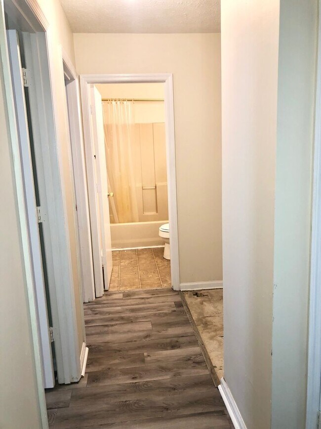 Building Photo - Winburn 2 bdrm 3rd floor apt     260319