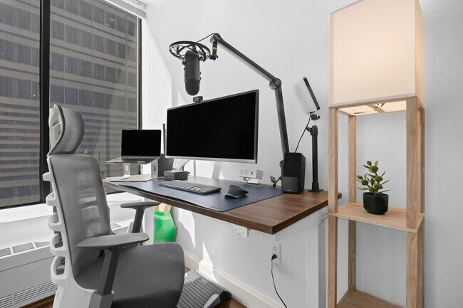 Building Photo - 10 Hanover Square