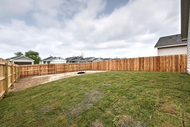 Building Photo - NEAR GOLF COURSE  |  3 BEDROOMS  |  2 BATH...