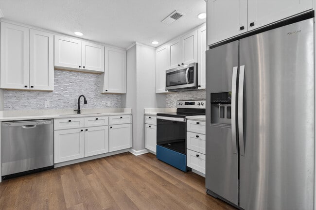 Building Photo - 420 Paradise Rd