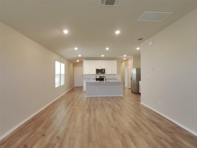 Building Photo - 5104 Saddle Clb Dr