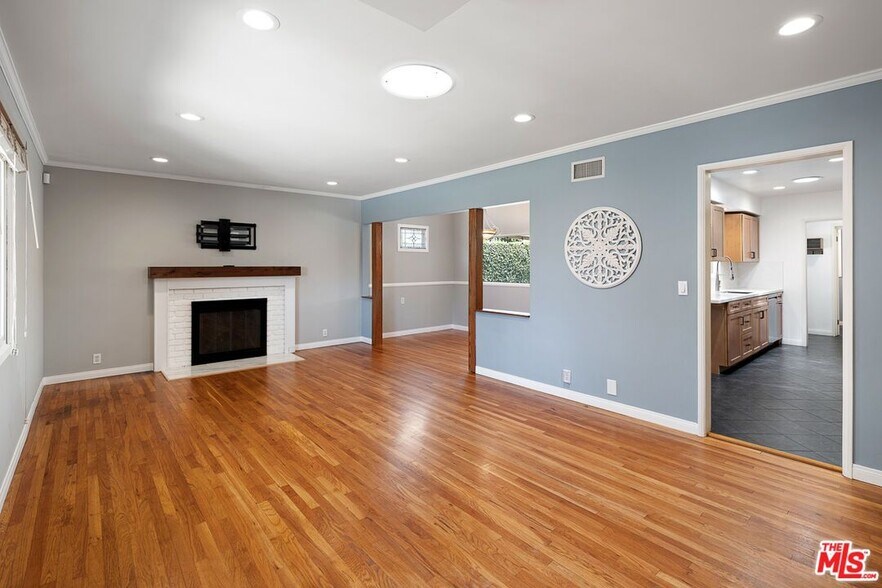 Building Photo - 826 Crestfield Dr