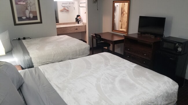 Building Photo - 5010 W 6th Ave