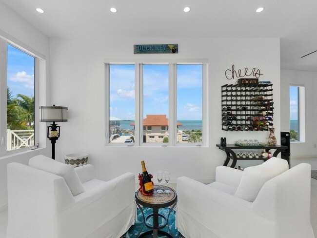 Building Photo - 317 E Seaview Cir