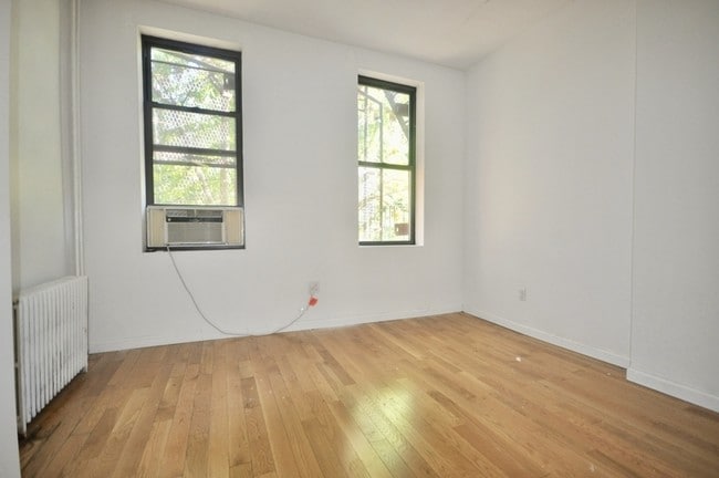 Building Photo - 166 BLEECKER St