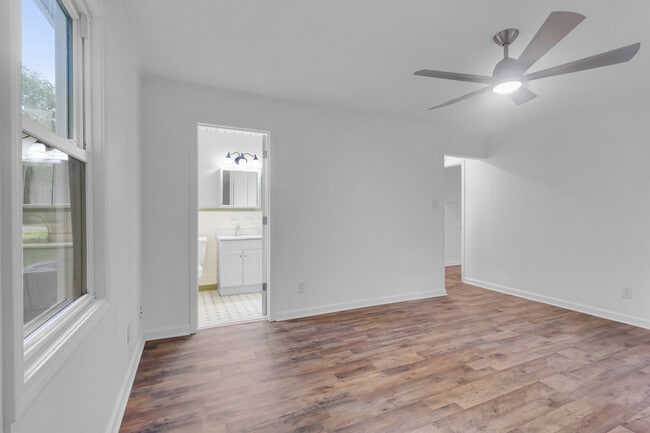 Building Photo - 300 Battleground Ave