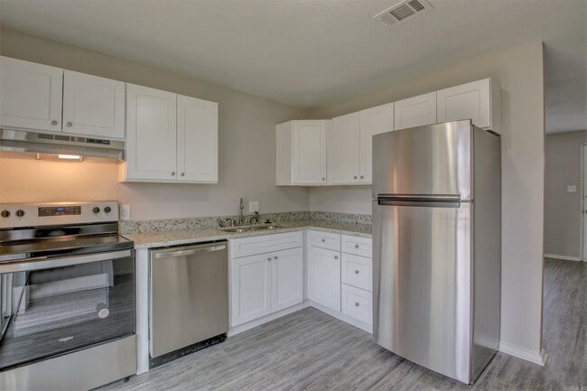Building Photo - 17 Hiland Pl