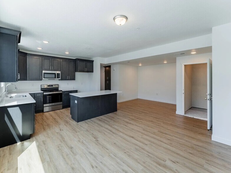 Building Photo - 8362 S Iris Lumi Ln