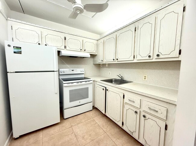 Building Photo - 563 Fanshaw N