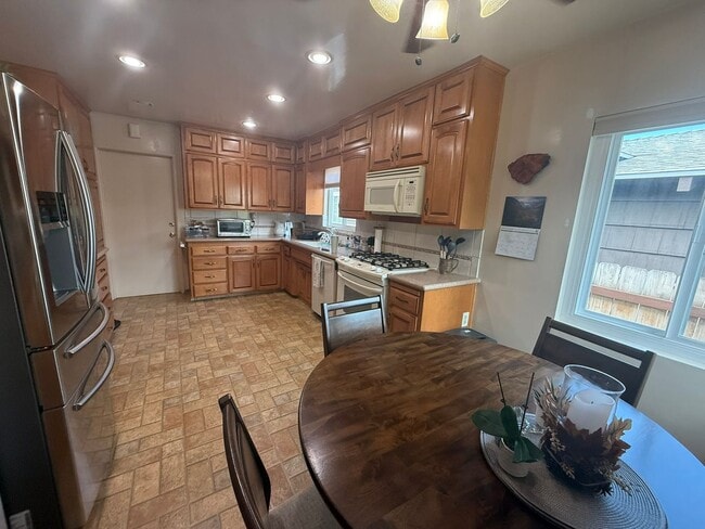 Building Photo - Charming 2 Bedroom, 2 Bath Home with Fence...
