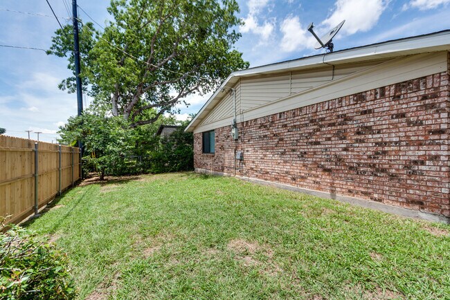 Building Photo - COMING SOON - FANTASTIC NORTH BEDFORD LOCATION