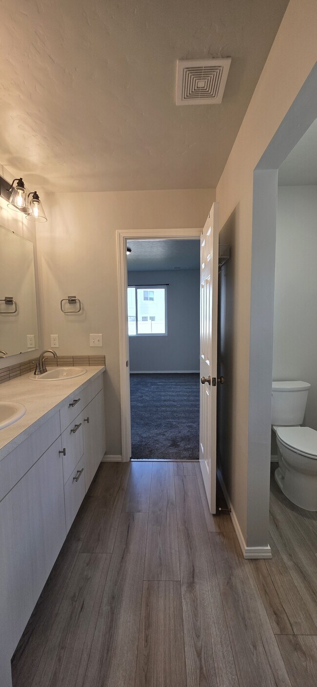 Building Photo - 2949 N Rocky Btm Wy