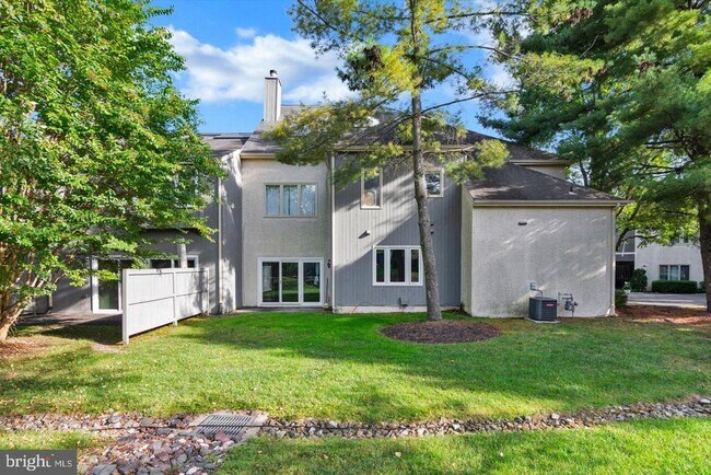 Building Photo - 915 Chanticleer
