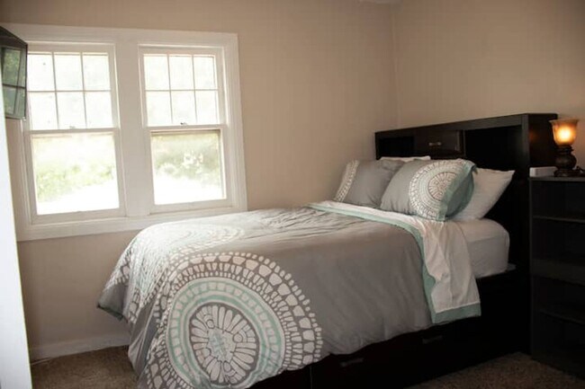 Building Photo - Bungalow by the Green! Executive SLC Rental Home