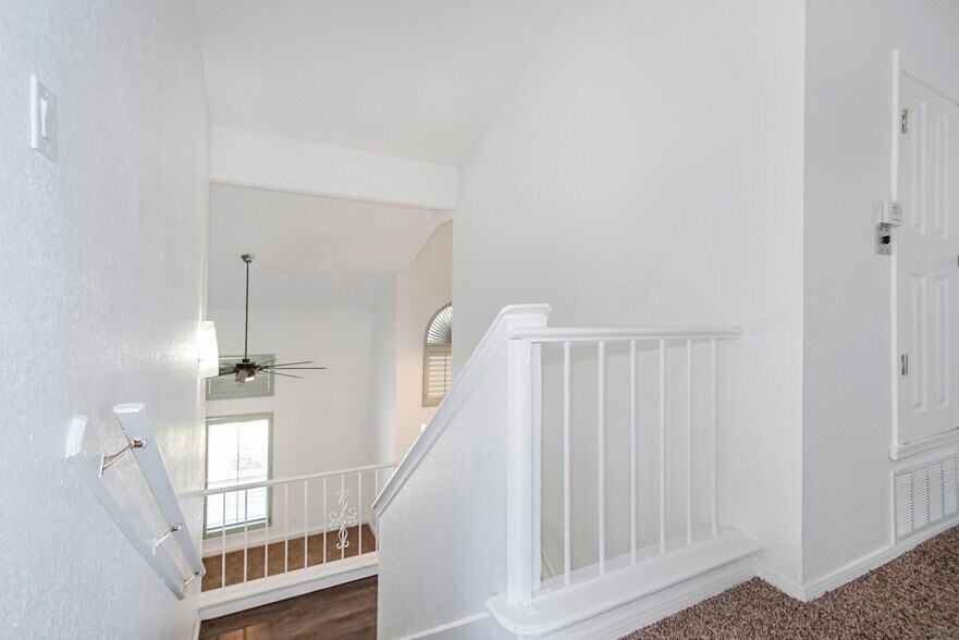 Building Photo - 908 Los Pinos Way