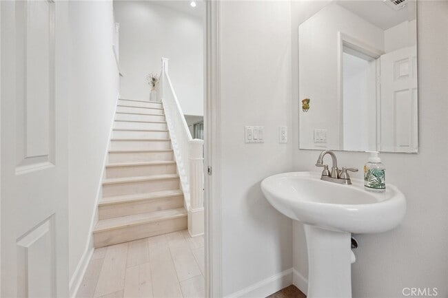 Building Photo - 210 Desert Bloom