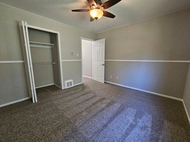 Building Photo - Virginia Village Home New Paint, Carpet, Blinds Backs up to Cherry Creek Trail