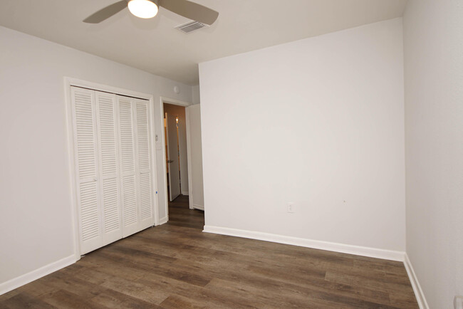 Building Photo - 596 L'Ombre Ct NE