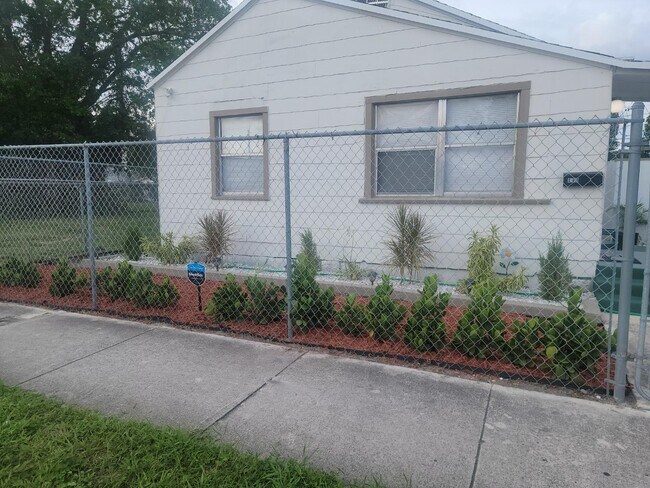 Building Photo - 1013 State St