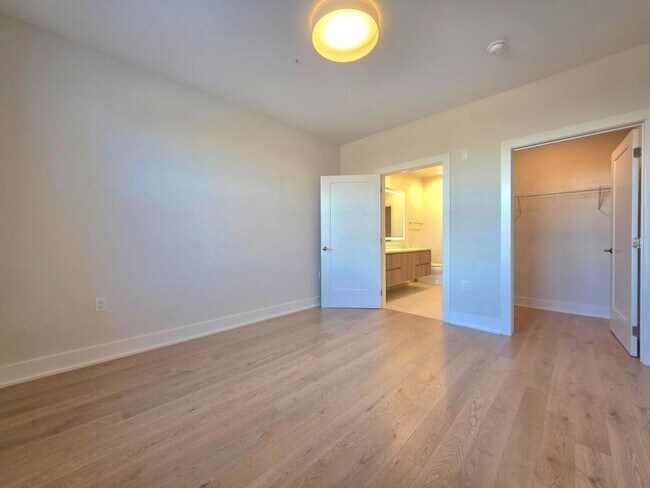 Building Photo - 737 Swann Ave