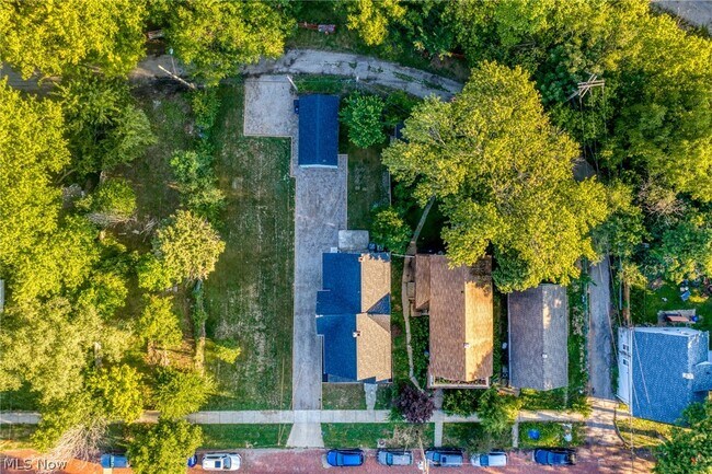 Building Photo - 6209 Pear Ave