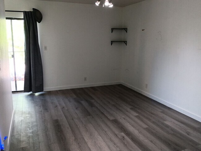 Building Photo - 2-bedroom, 1.5-bathroom home located in the vibrant city of Albuquerque