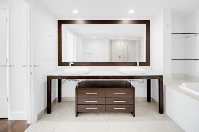 Building Photo - 495 Brickell Ave