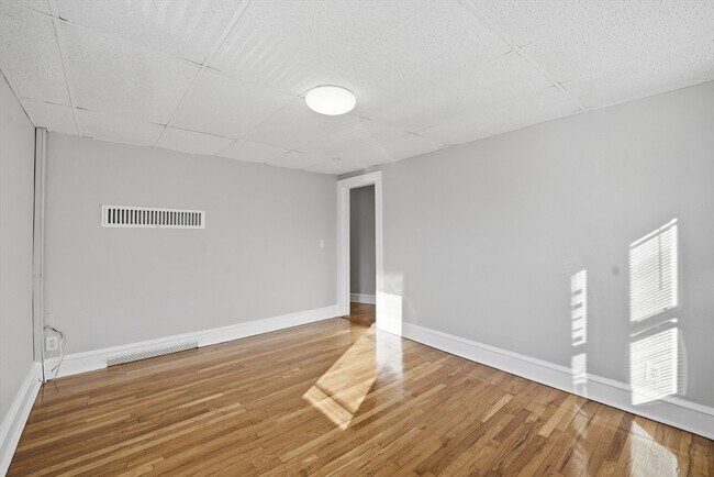 Building Photo - 62 Warner St