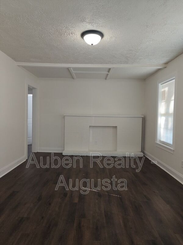 Building Photo - 2524 Rhodes Dr