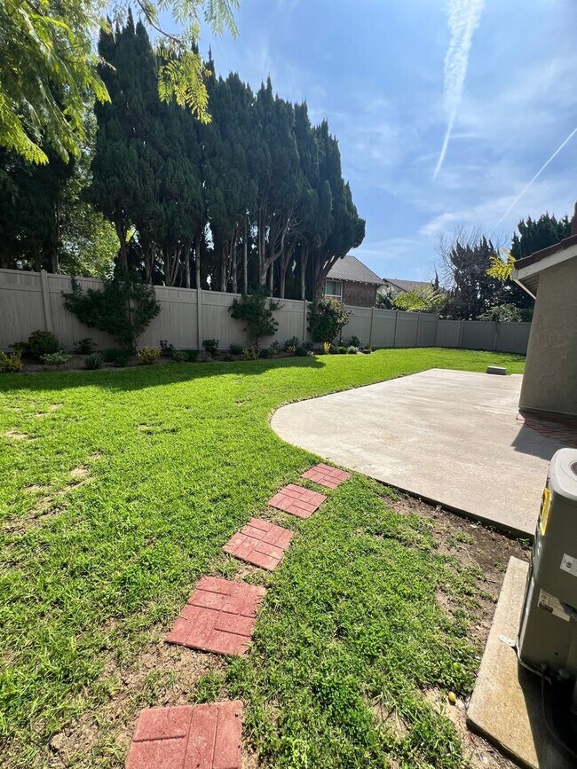 Building Photo - Camarillo - Four bedroom, 2.5 bathroom, plus loft