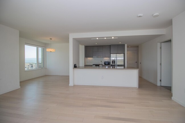 Building Photo - Luxurious 2BD/2BTH w/ Parking and Amazing ...