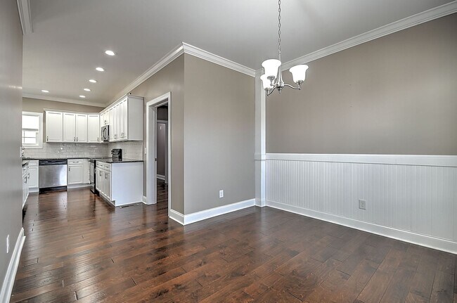 Building Photo - 4 Bedroom / 2.5 Bath Home  Kingsport, TN