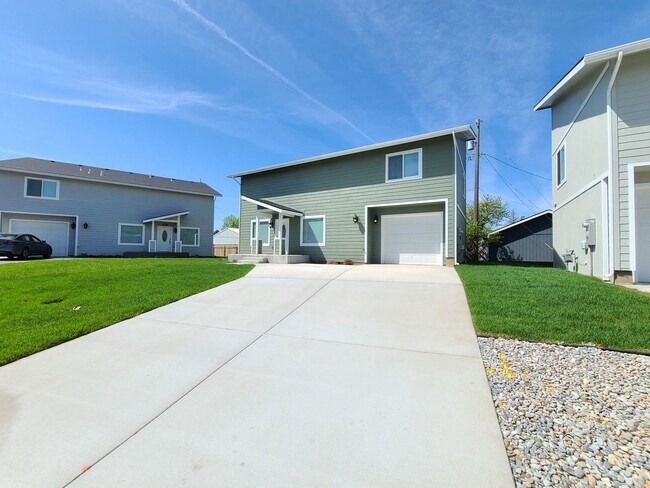 Building Photo - $2,350- 3 Bed / 2 Bath Beautiful Newer Bui...