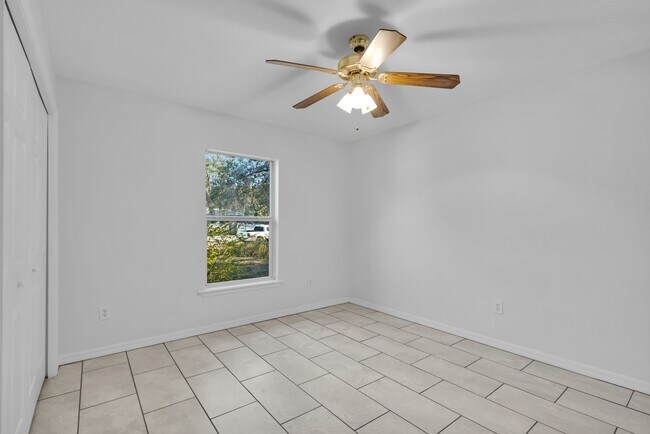 Building Photo - 3/2 Home In Silver Springs Shores
