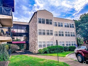 Building Photo - Spacious 3BR/2BA Condo Near UTK – Updated,...