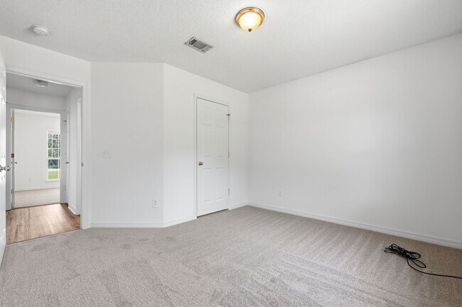 Building Photo - 2030 Hawthorne Dr