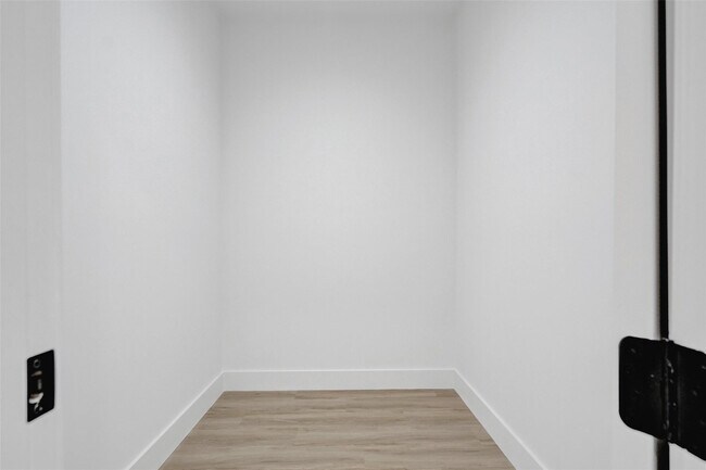 Building Photo - 606 SW 7th Ave